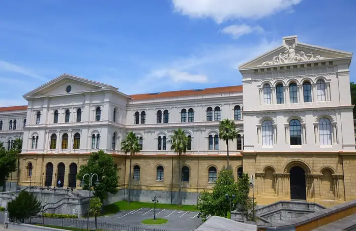 Edificio de la Universidad de Deusto junto a la ría