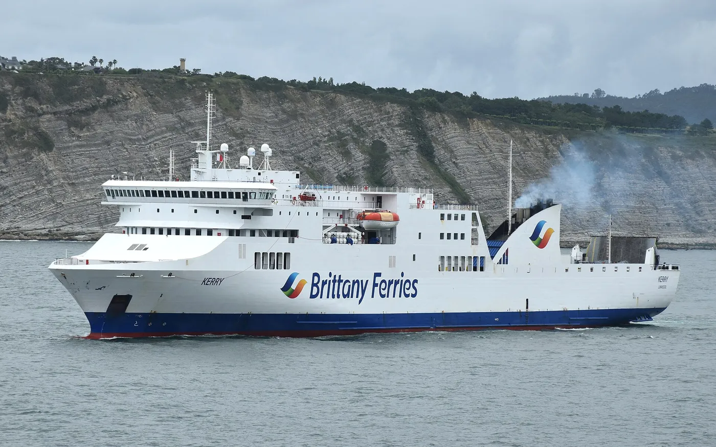 Ferry à quai dans le port de Bilbao
