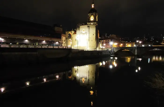 Iglesia de San Antón de noche reflejada en la ría