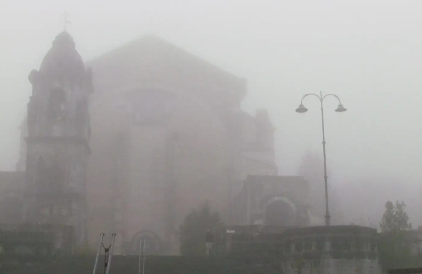 Santuario de Urkiola entre la niebla